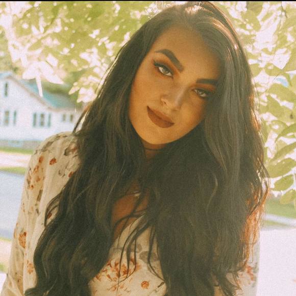 Meet your Posher, Emily - Picture 1 of 1